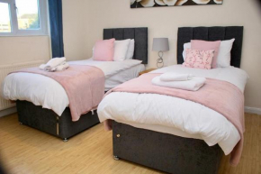Contractor's Haven- 4-Bedroom House with Free Parking, Super Fast WiFi, Fran Properties in Aylesbury, Pets are Welcome!